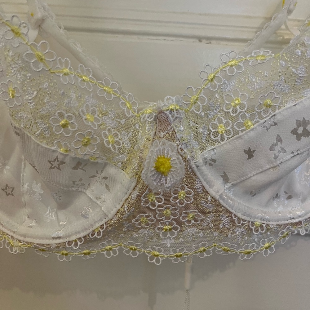 New For Love and Lemons 3D Daisy Underwire Bra - 34DD / White - Picture 3 of 6